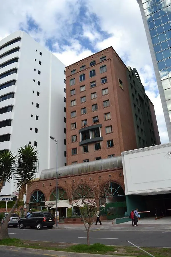 Fontana: Location + Pool Apartment Quito